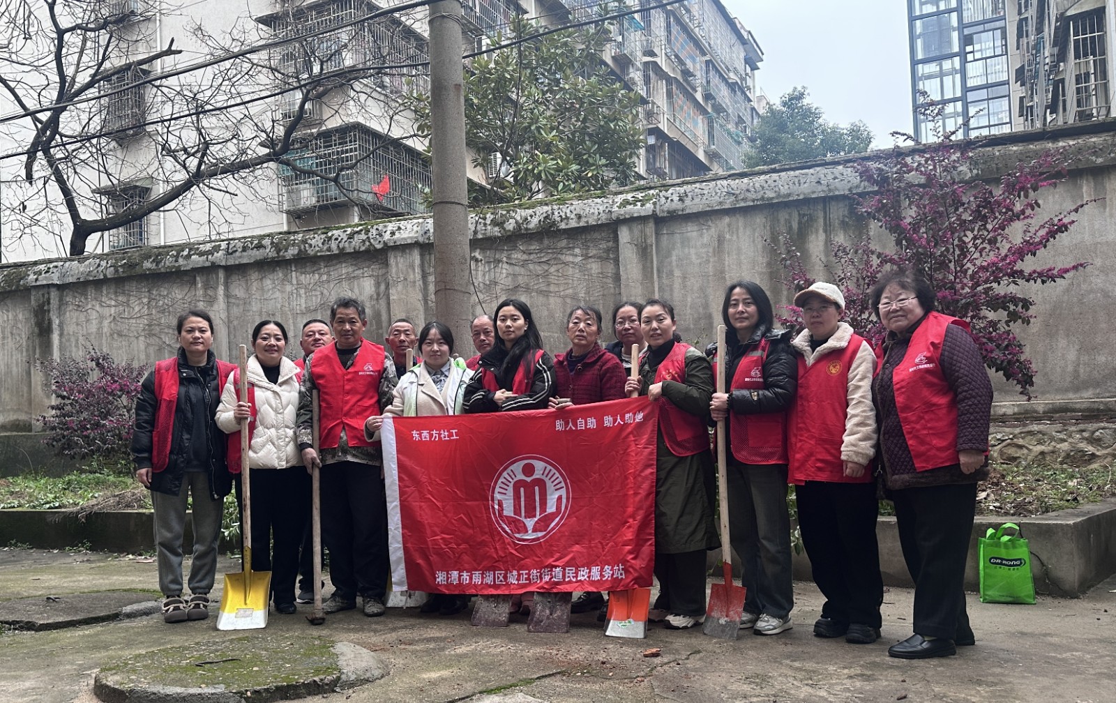 城正街街道：开展“学雷锋·树新风”植树节志愿服务活动