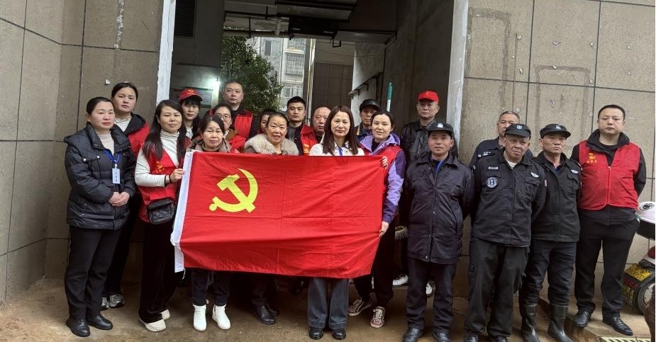 杉山社区峰尚国际功能型党支部引领楼道清理，共筑安全和谐社区环境