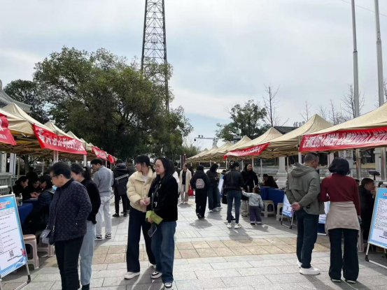 楠竹山镇：“暖风”吹拂，就业起航