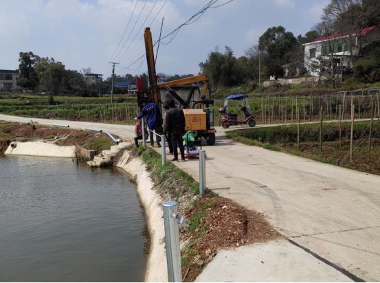 新和村：临水路段安装护栏，筑牢群众安全防线