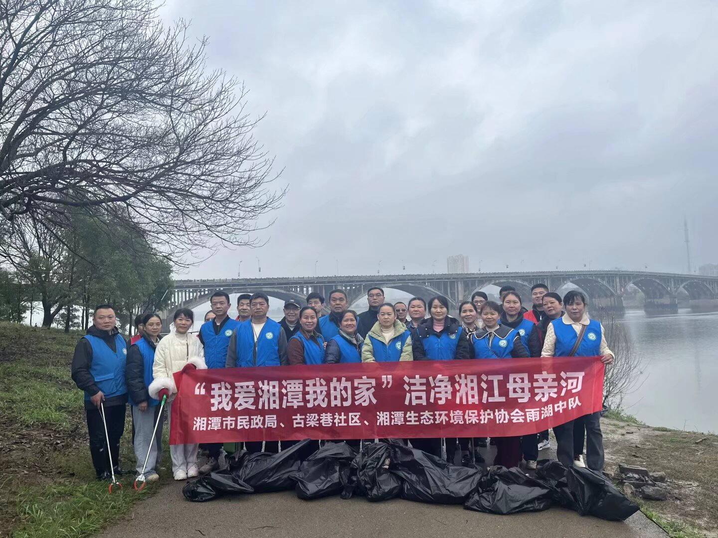【我爱湘潭我的家】古梁巷社区开展洁净湘江母亲河活动，全力推进河长制工作