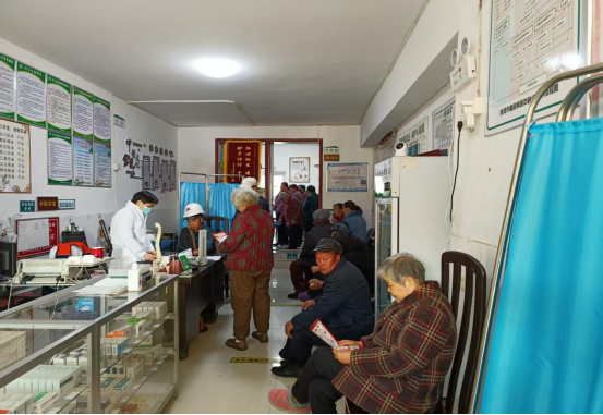 中心村：免费体检与防火宣传同行