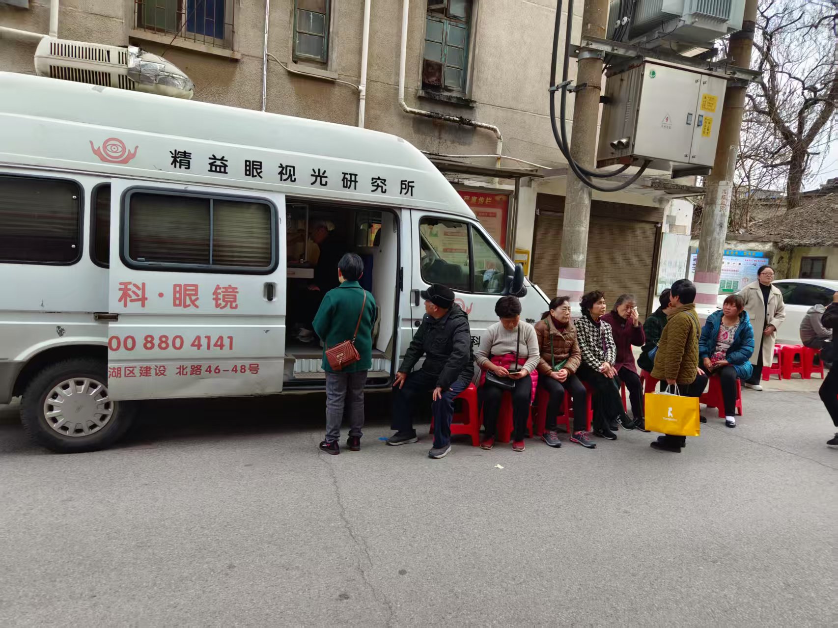 瞻岳门社区：护眼爱眼免费筛查活动温暖进行