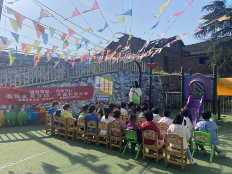 姜畲镇民政服务站：开展“倡导友爱互助 共建和谐社会”社工周宣传活动