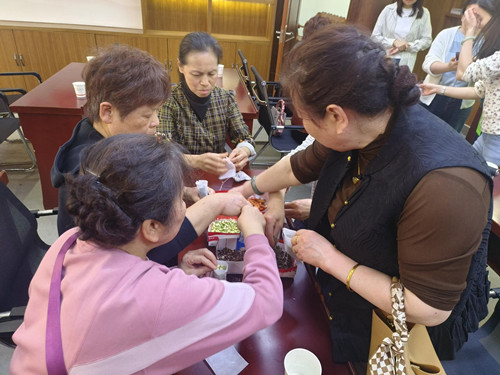 昭潭民政服务站开展“清韵飘香，囊情寄意”主题活动