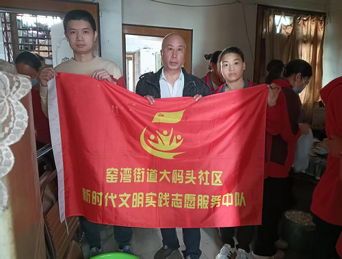 大码头社区：撑起“幸福伞” 关爱独居老人