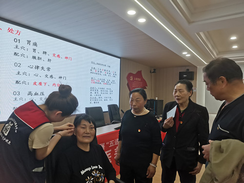 【我爱湘潭我的家】宝丰街社区开展“爱在社区，健康同行”主题党日活动