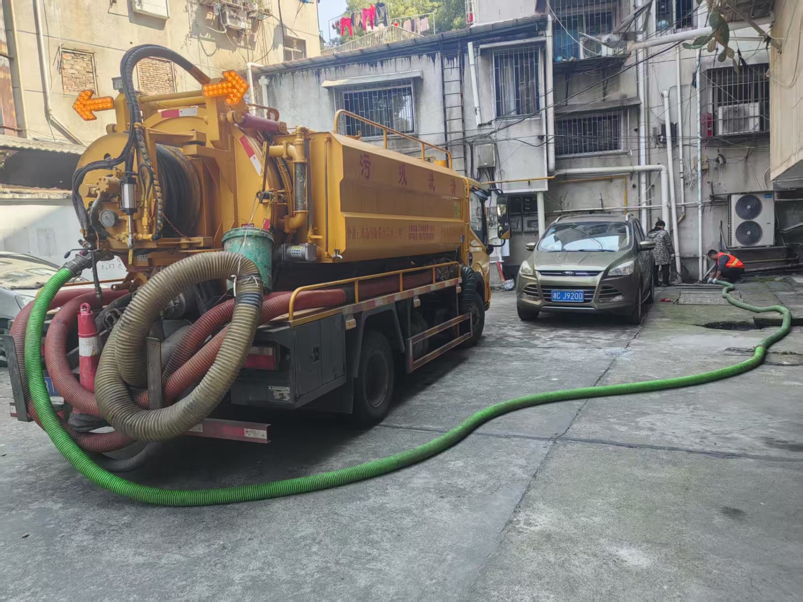 【我为群众办实事】雨湖路社区为众一公寓清理化粪池