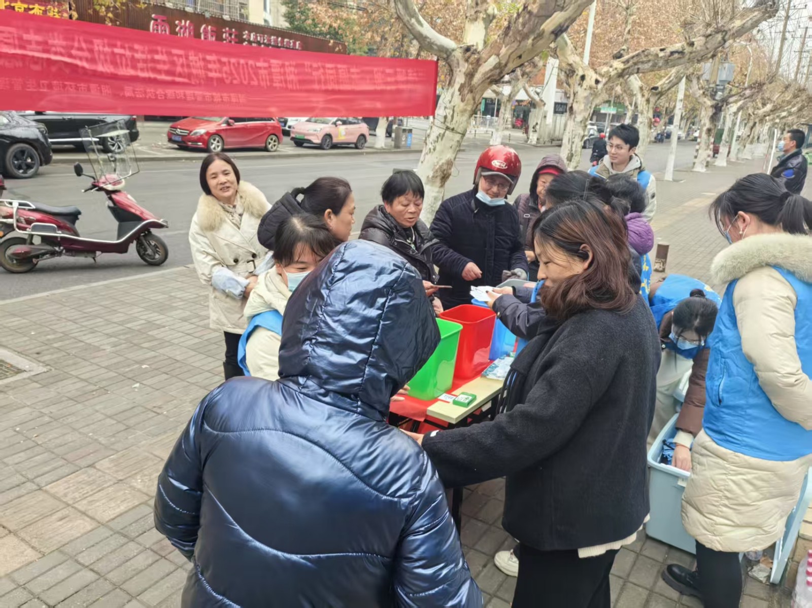 雨湖路社区联合市城管执法局开展垃圾分类行动