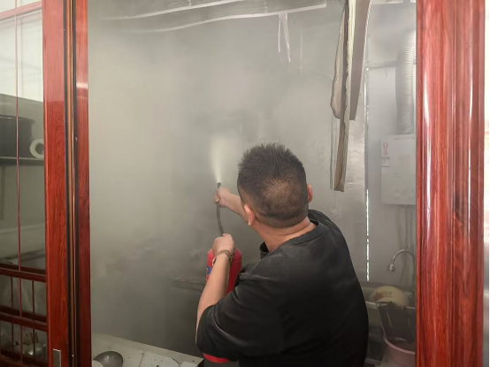 雪园社区：应急服务站显身手 八分钟扑灭厨房火情