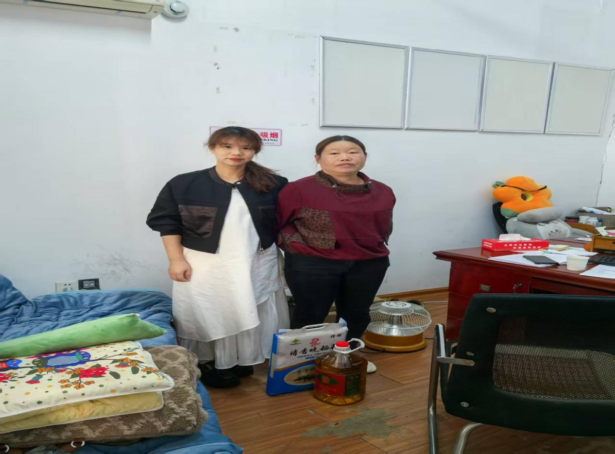 雨湖路社区开展“温情邀约聚民心、法护平安暖意浓”困难群体关爱行动