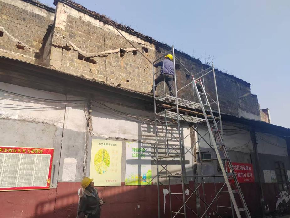 筑牢安全防线 守护家园平安——关圣殿社区开展高空隐患专项整治行动