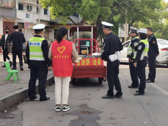 广场街道联合多部门：重拳出击整治马路市场，为节假日道路安全强力护航