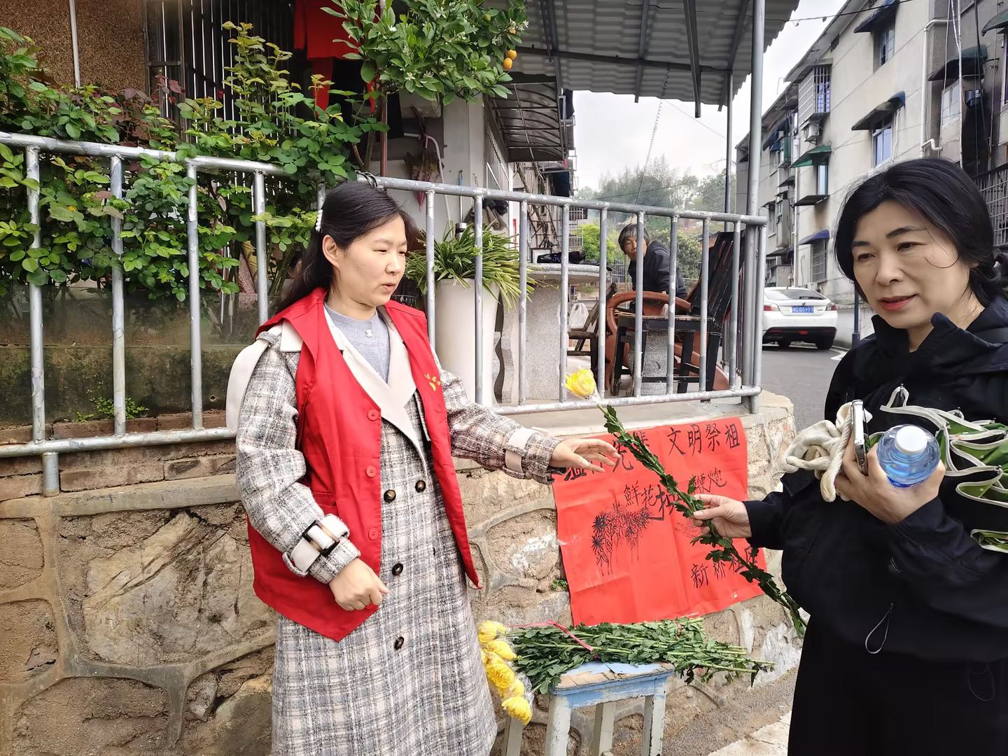 楠竹山镇清明节创新祭扫方式：无人机助力，文明祭扫成新风尚