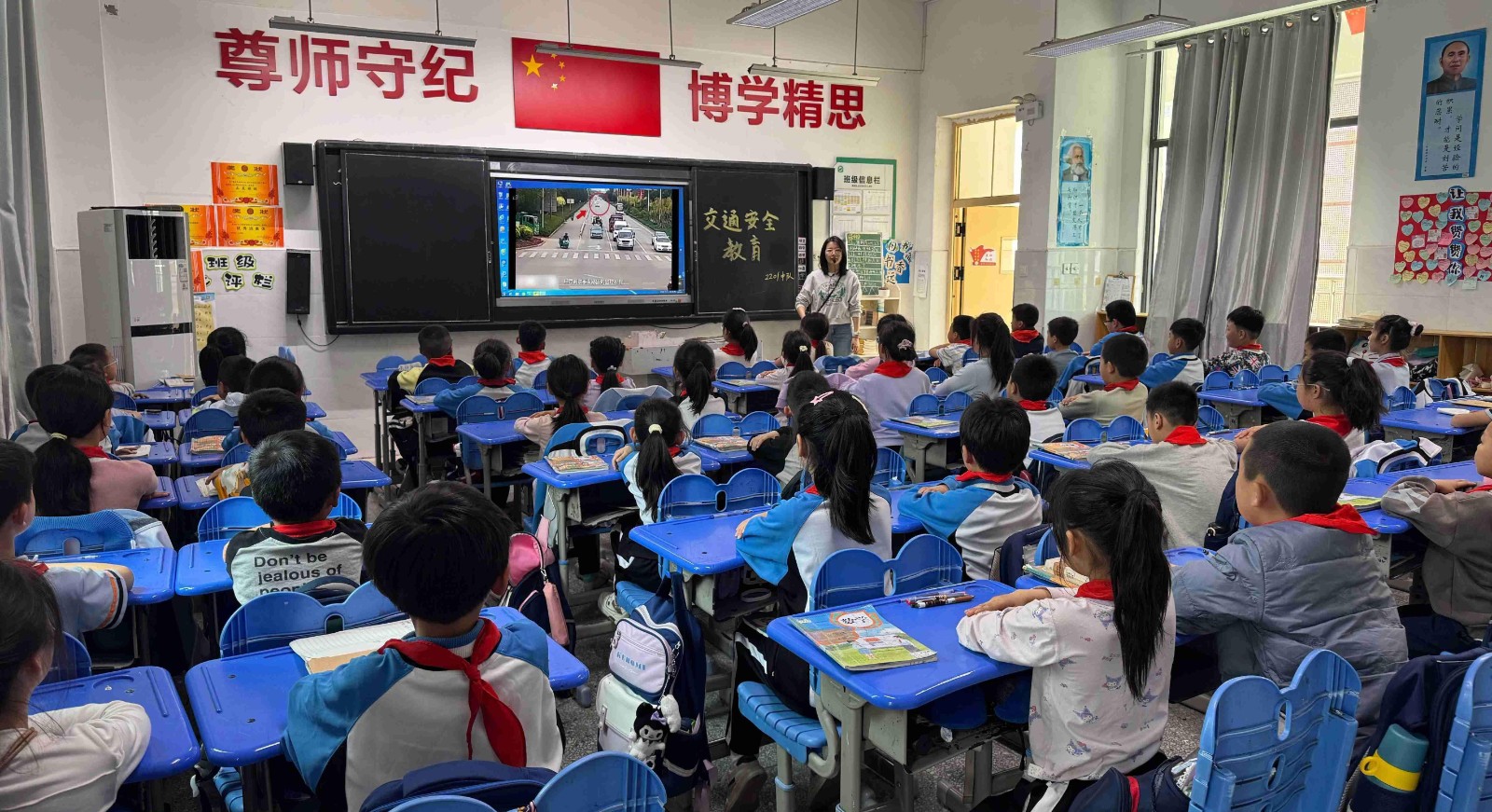 桃李社区开展“交通安全进校园·平安守护伴成长”宣传活动