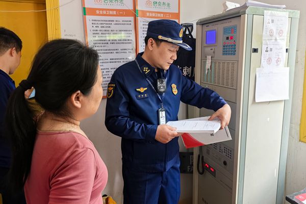 雨湖消防：“突袭”养老院，拧紧安全阀门