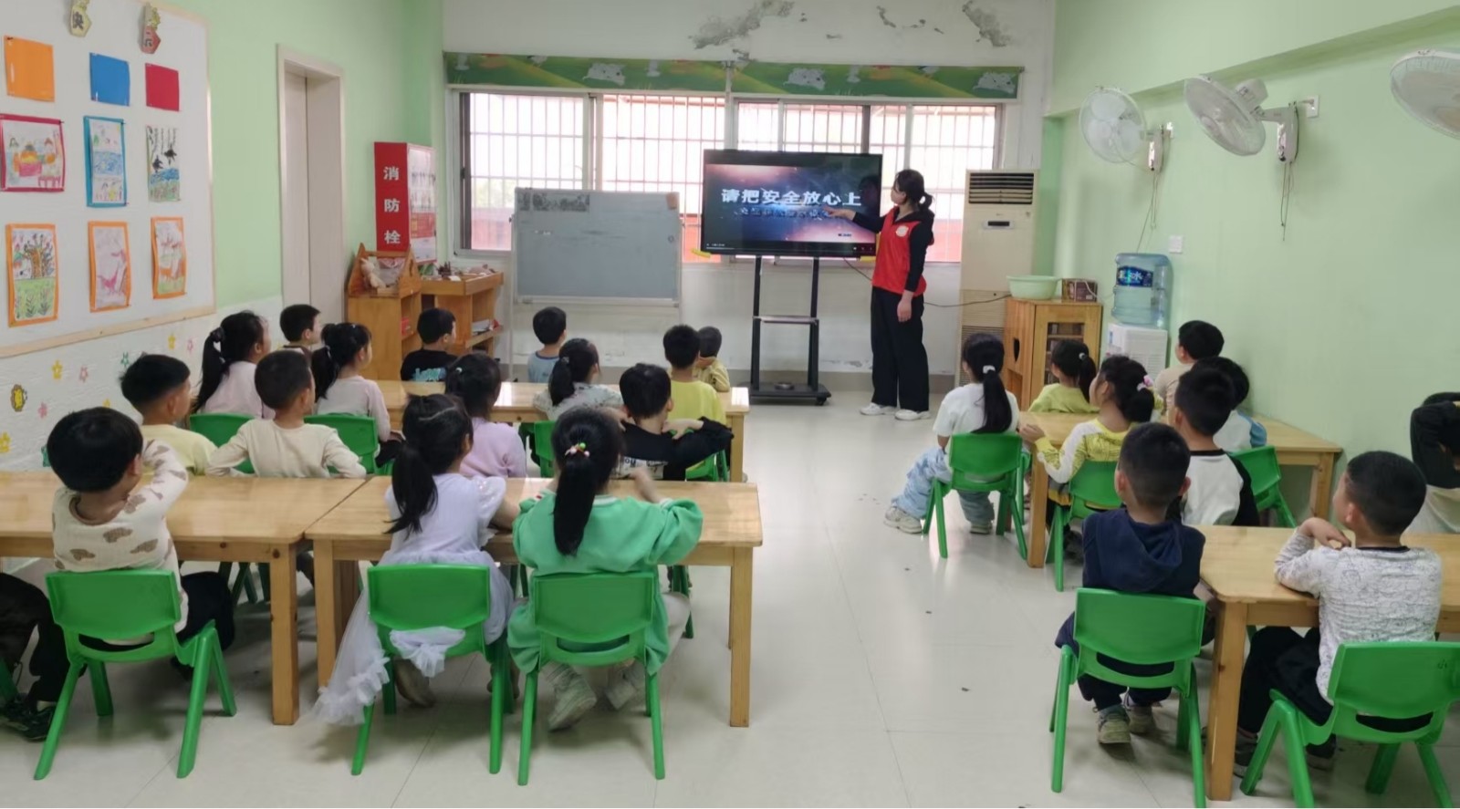 桃李社区：校园门口保安全 全力护航成长路