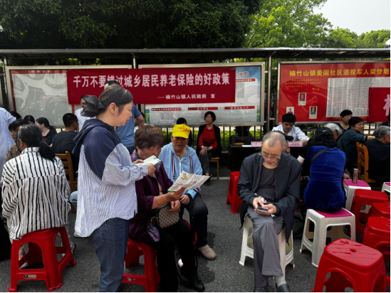 爱国社区：政策解读暖民心  参保服务零距离