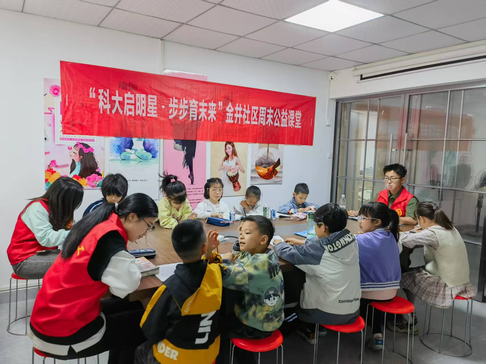 社区学校周末公益课堂开课 多元课程点亮居民周末时光