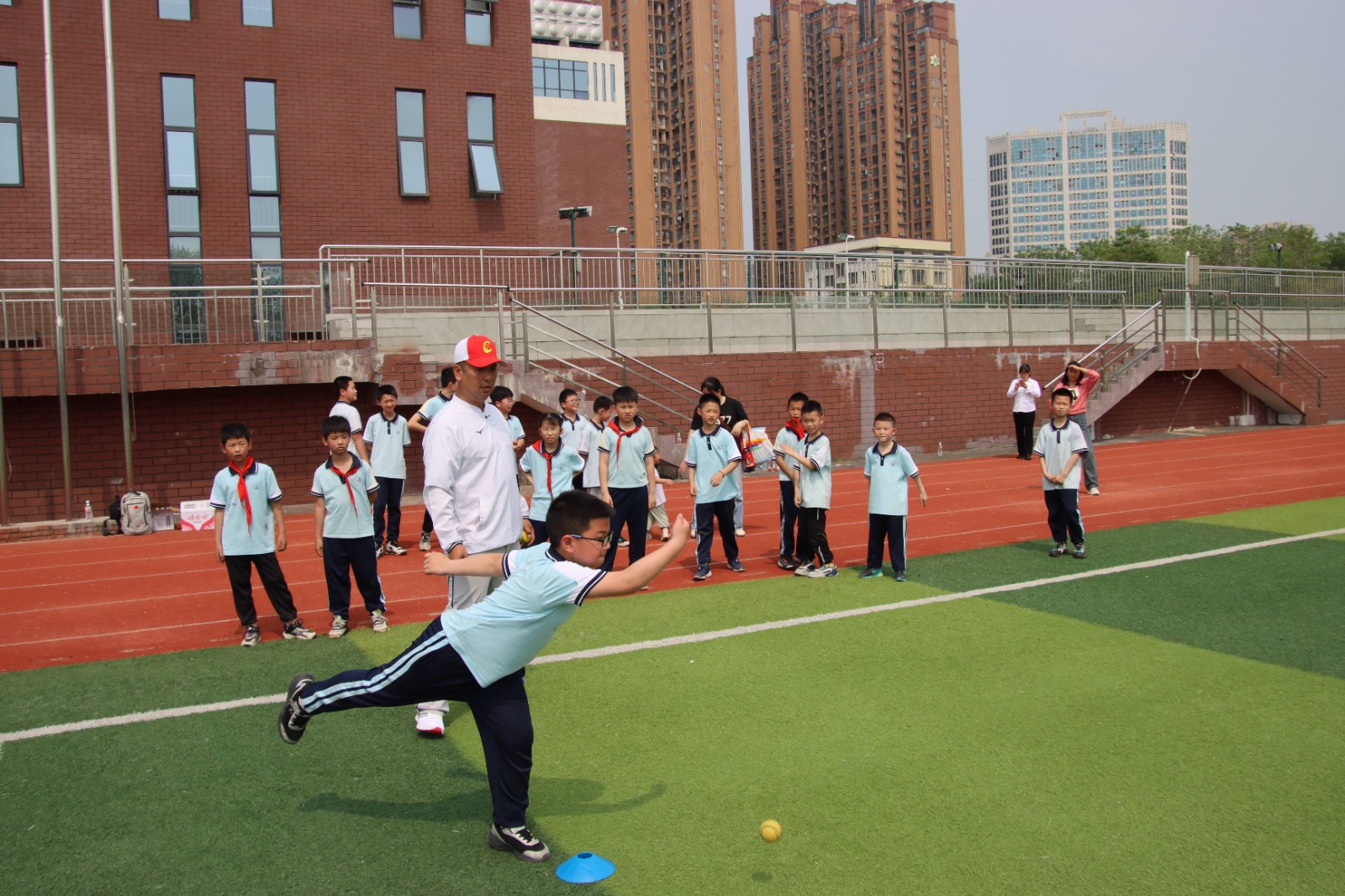 九华步步高小学：棒球国手进校园，公益课堂点燃体育热情