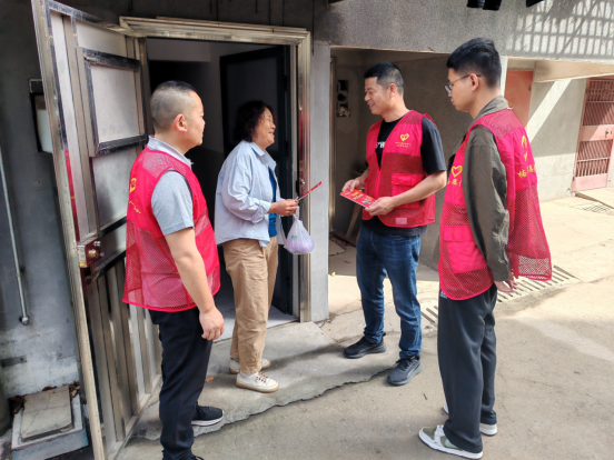 楠竹山镇：安全知识送进门，退役军人心连心