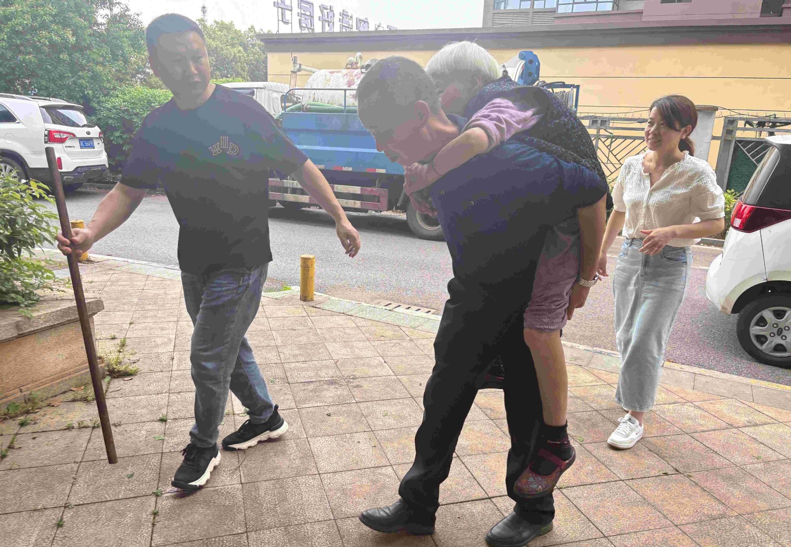 【我爱湘潭我的家】民乐社区：物业居民齐上阵，社区温情护送走失老人归家