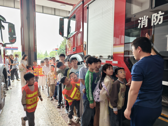合山社区：沉浸式消防课堂点燃安全童梦