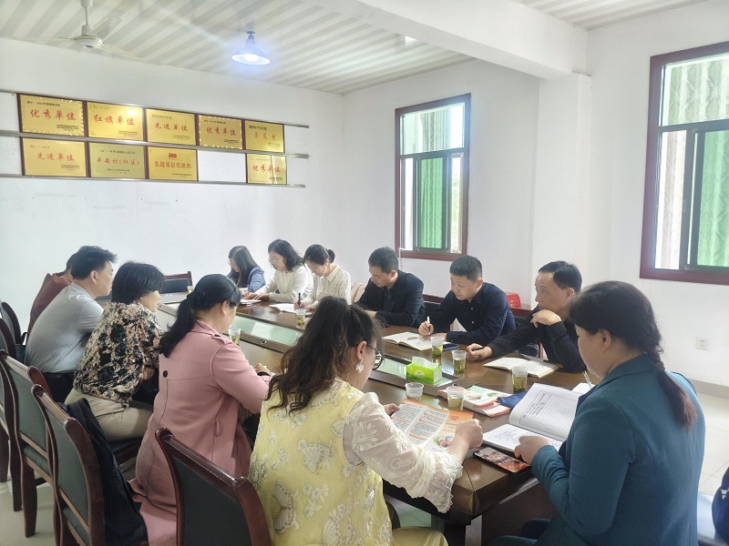 市、区人社局一行深入鹤岭镇开展城乡居民养老保险调研