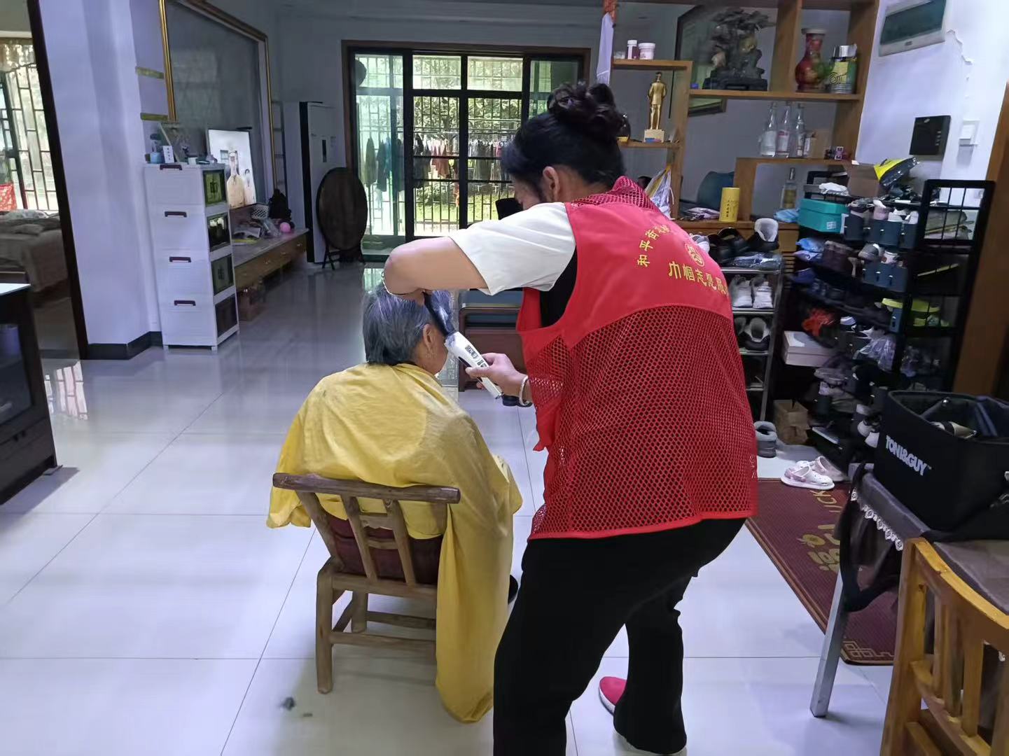 桃李社区：巾帼义剪绽芳华，真情服务暖人心