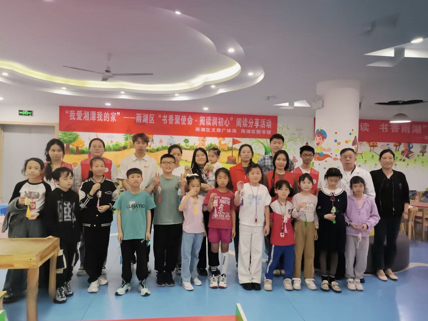 雨湖区图书馆开展中医药亲子研学活动