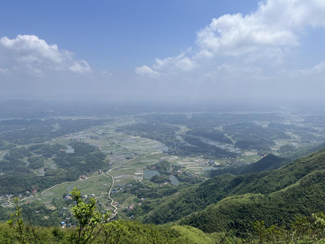 初攀顶峰天光阔 春暮还生万里风 ——区委组织部、区委编办联合开展工会活动