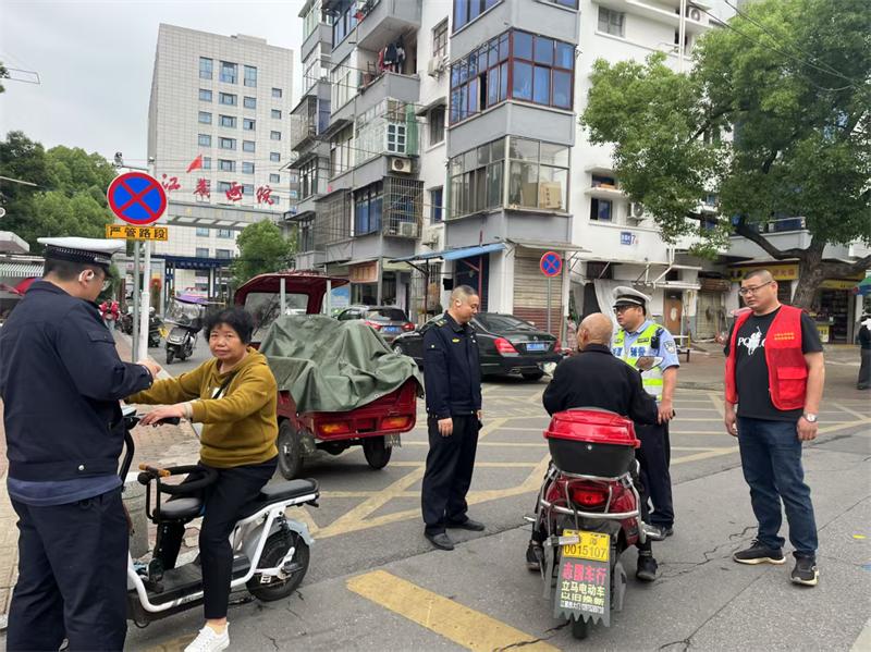 广场街道：多部门联合开展五一节前综合整治行动
