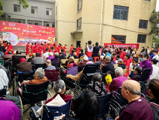 高岭社区开展“爱在普亲 邻里共庆 劳动最美”庆五一活动
