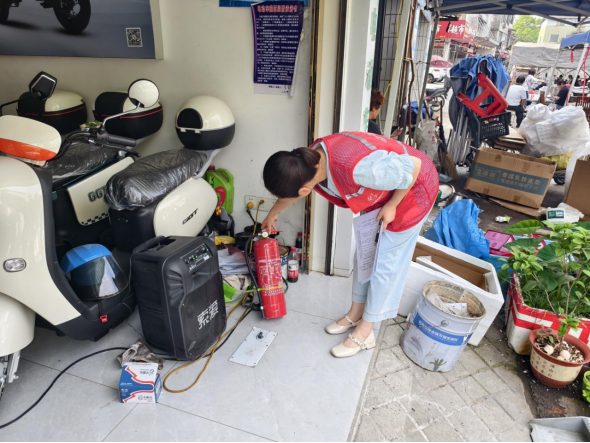 楠竹社区开展消防安全隐患大排查 筑牢沿街商铺“安全防线”
