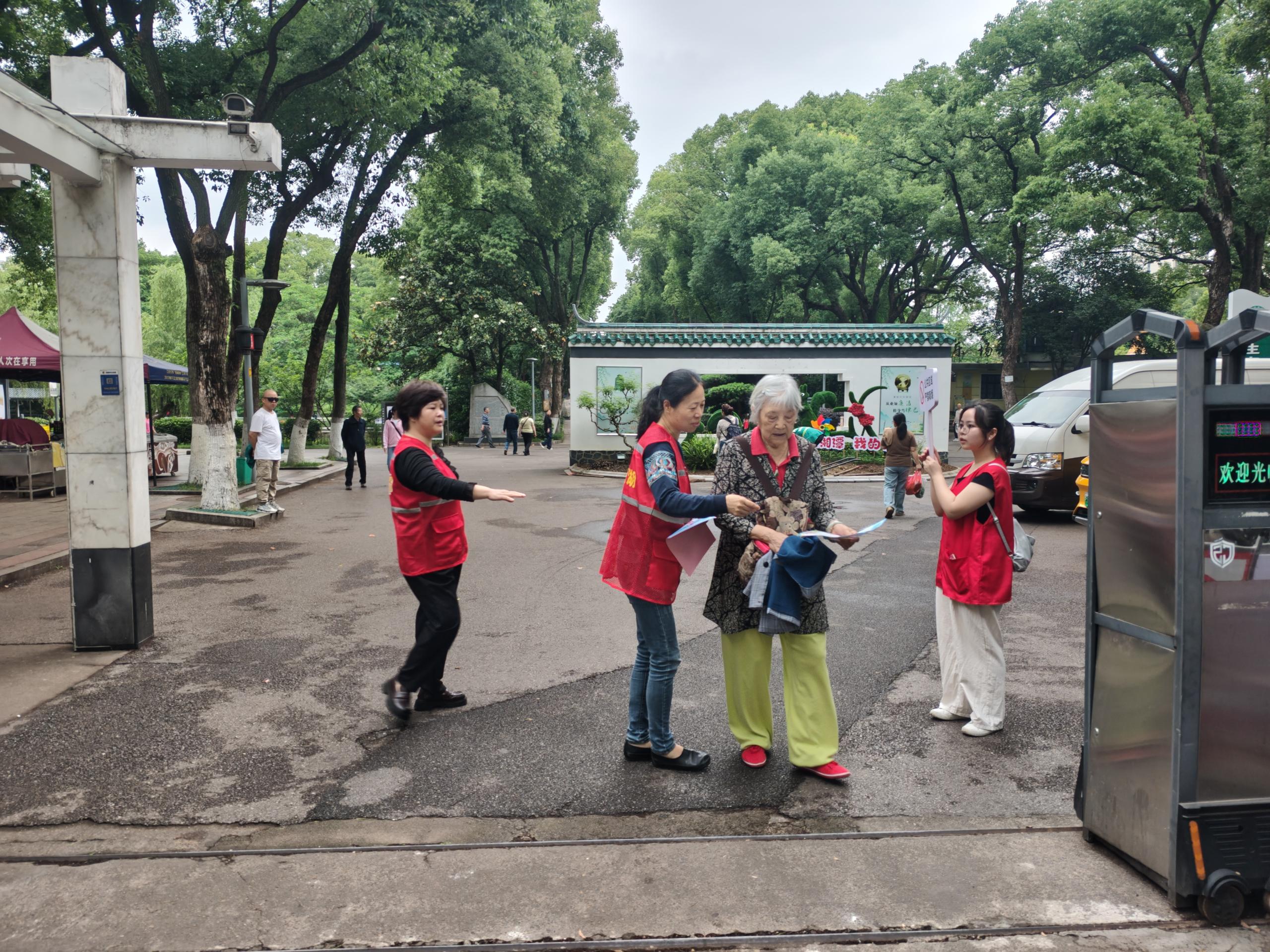 云塘街道：文明实践树新风 安全出行护万家