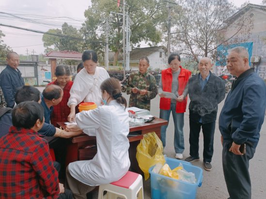 新和村：开展老年健康体检暨交通安全宣传活动