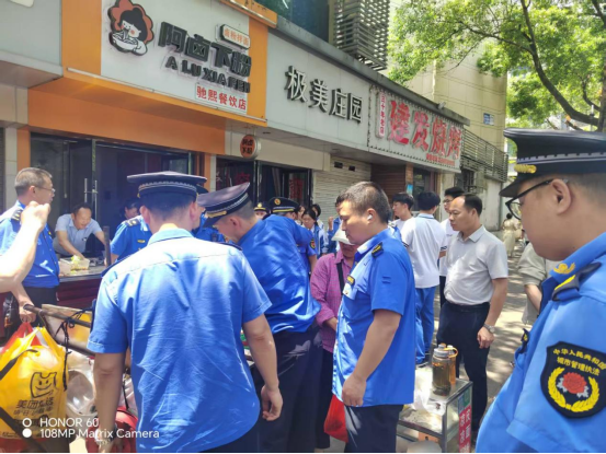 【平安雨湖】云塘街道：多部门联合执法 护航校园周边环境