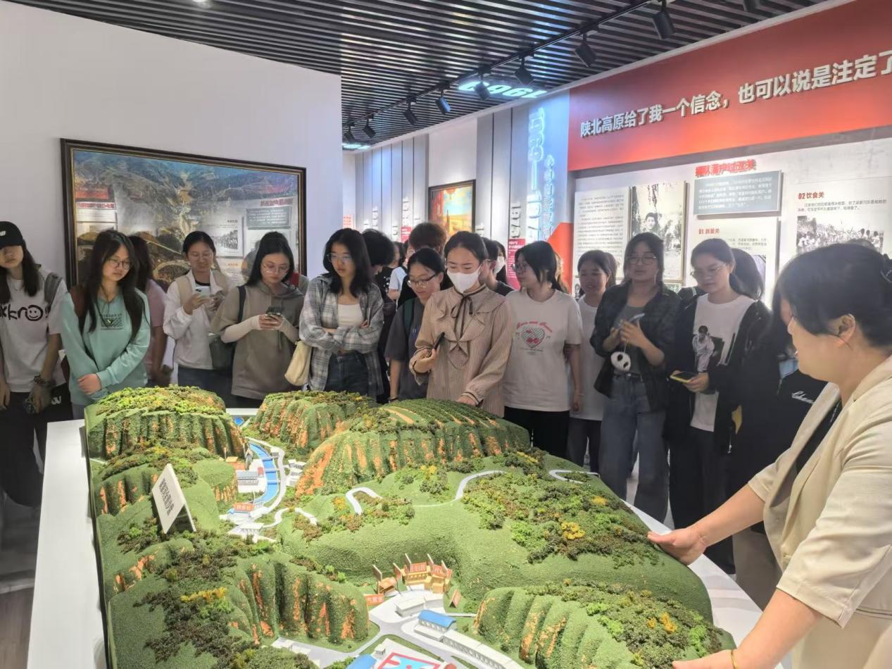 洗脚桥社区开展“我爱湘潭我的家 校地共建主题”活动