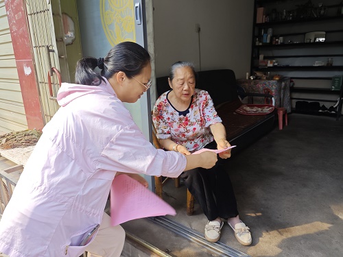 龙子巷社区：开展“文明交通，你我同行”入户宣传活动