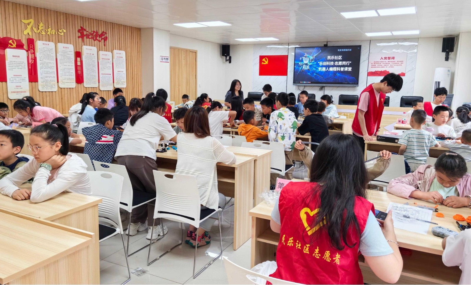 【我爱湘潭我的家】民乐社区“乐创科技志愿同行”积木机器人编程科普课堂开课啦！