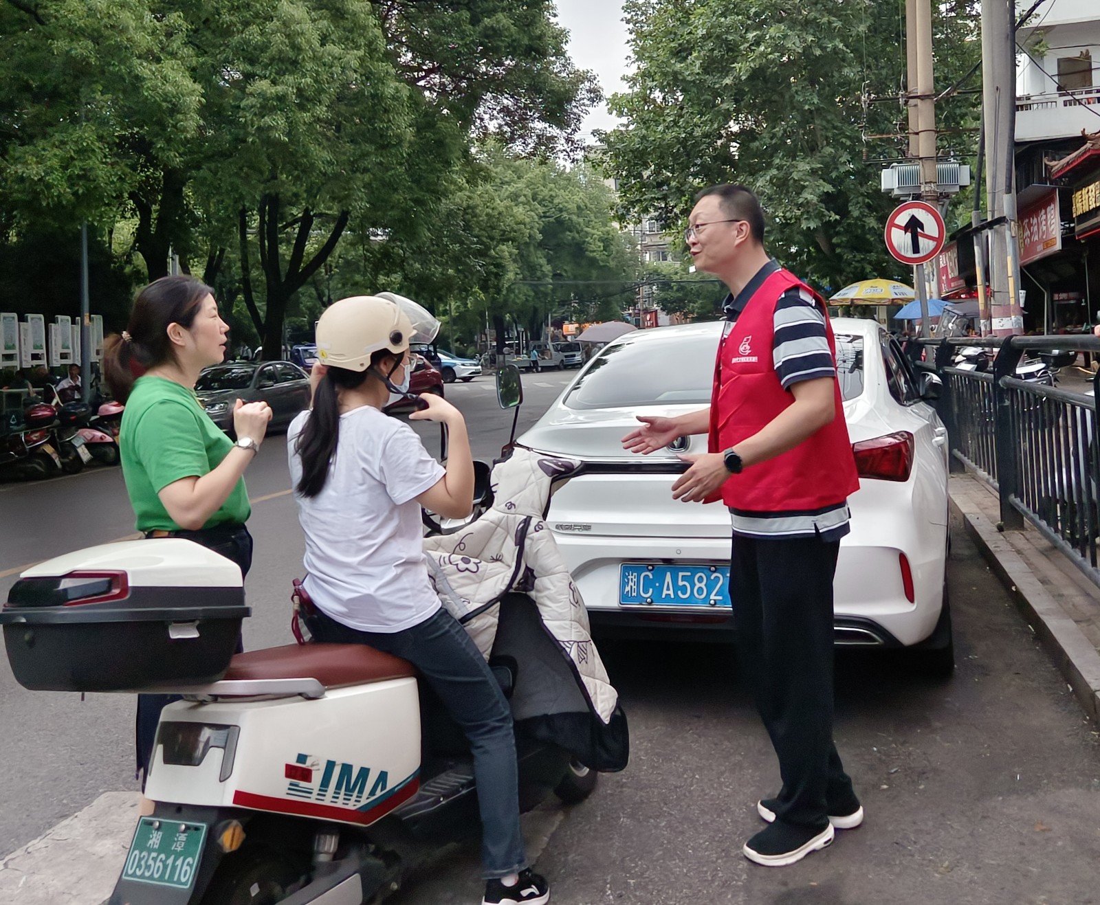 瞻岳门社区：开展文明交通整治活动，筑牢安全出行防线