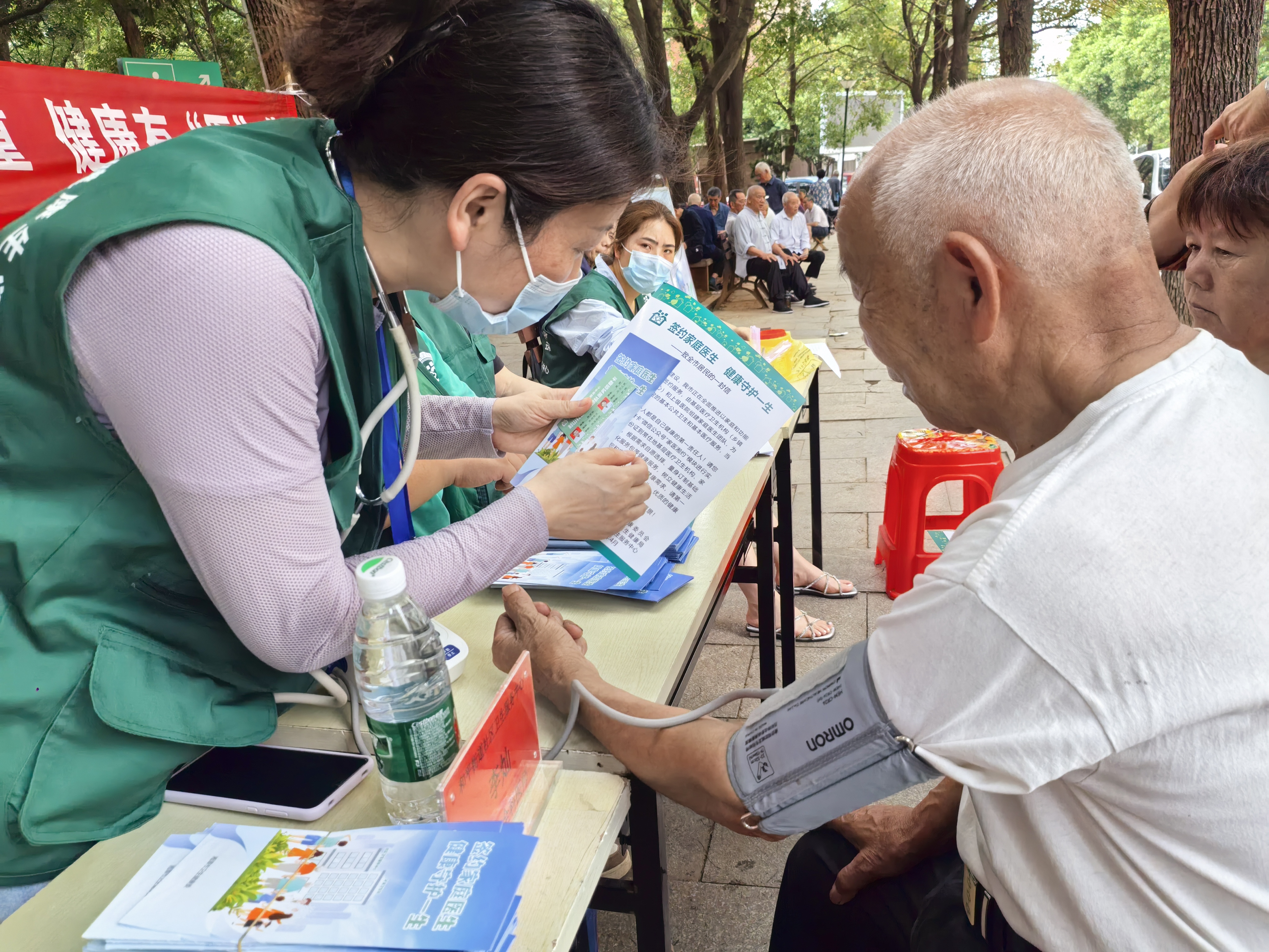签约有感  健康可及！雨湖区开展第15个“世界家庭医生日”宣传活动