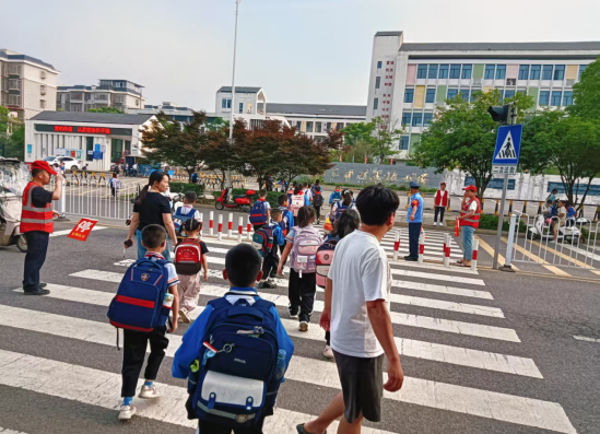 暖心护学岗 共筑平安路——将军渡社区开展文明出行护学岗行动