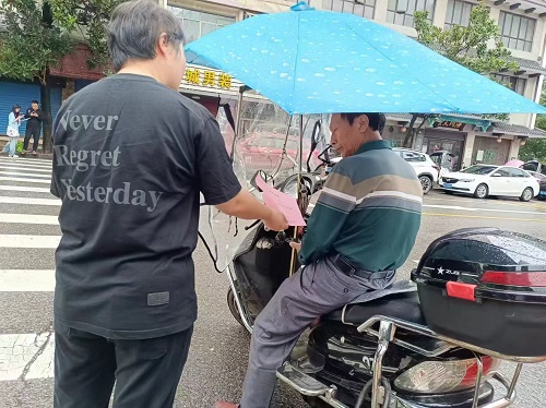 龙子巷社区：社校联合开展 “文明出行齐参与 安全交通共守护”——“一带一盔” 交通宣传活动