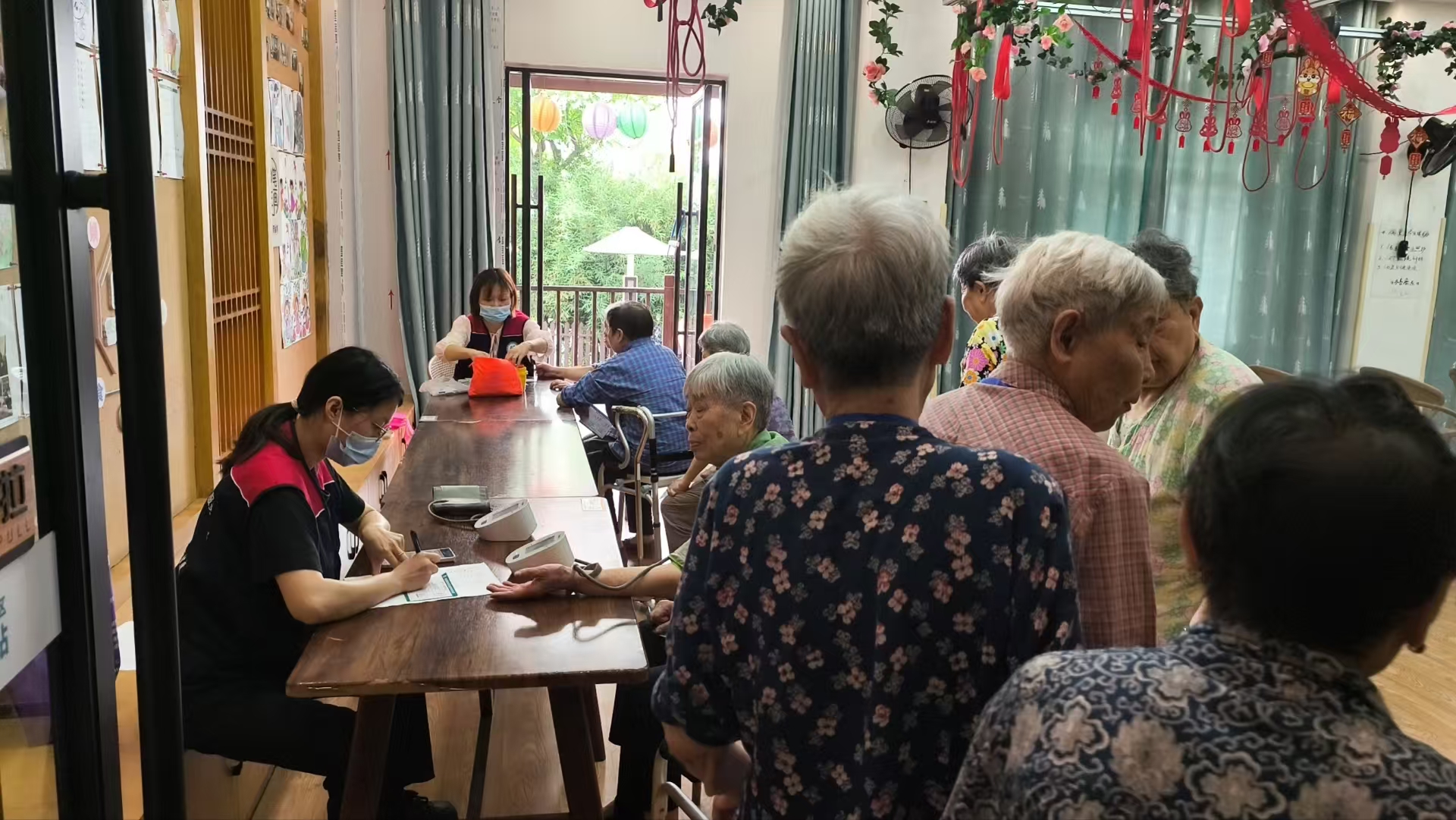 窑湾街道社区卫生服务中心：一老一小同关爱，家医护航暖万家