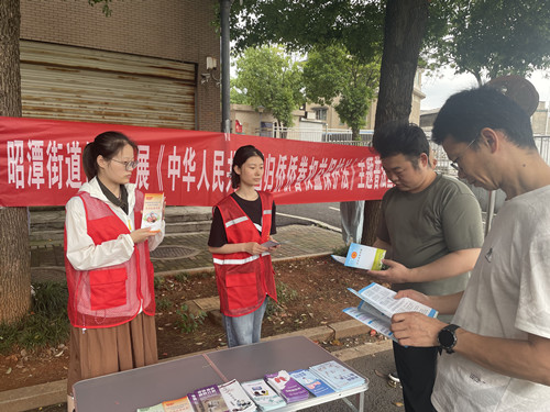 昭潭街道侨联开展侨法宣传进小区活动