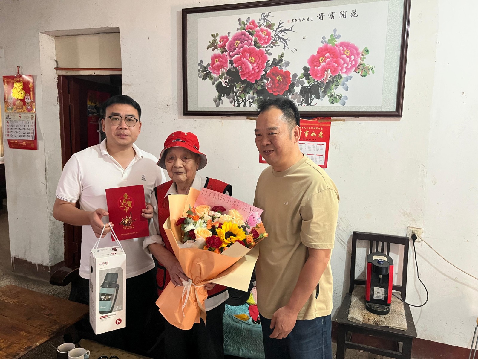 鲜花蛋糕贺期颐！熙春路社区暖心慰问退役老兵