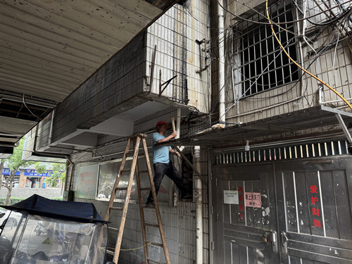 广园社区区块治理员迅速行动，成功消除楼道安全隐患