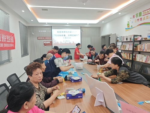 龙子巷社区：组织侨眷、侨胞开展“巧手制香囊 浓情迎端午” 端午节活动