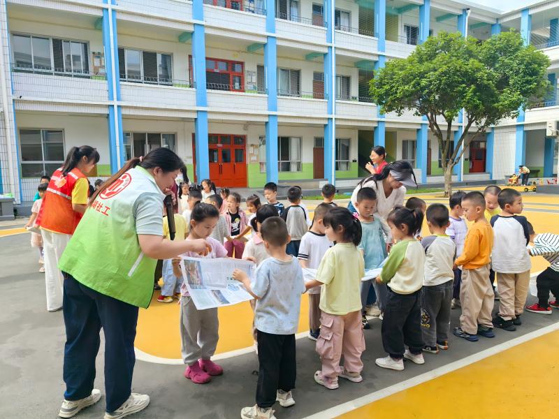 广场街道民政社工站开展“艾叶飘香润童心 童趣飞扬庆六一”主题活动